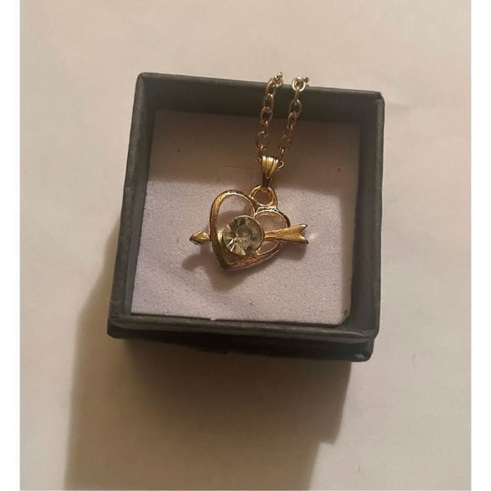 GOLD HEART N ARROW WHITE SAPPHIRE NECKLACE